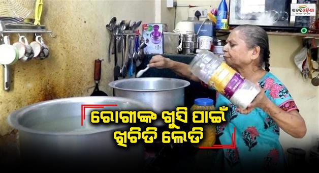 Khabar Odisha:Kiran-Kamdar-is-distributing-food-to-hundred-people