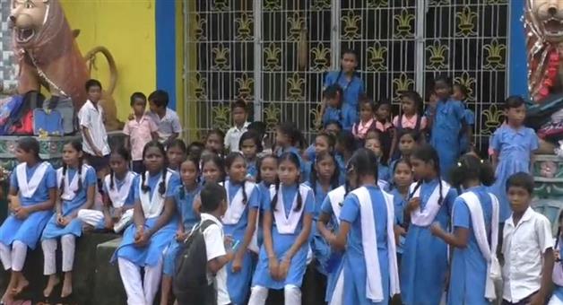 Khabar Odisha:Knee-deep-water-inside-the-school-Students-on-the-highway