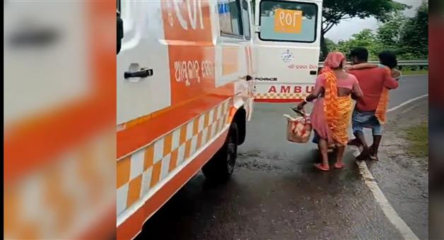 Khabar Odisha:Knee-deep-water-on-the-bridge-Ambulance-could-not-pass-baby-born-inside-the-vehicle