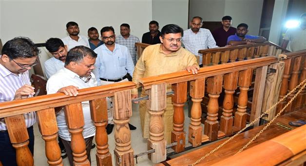 Khabar Odisha:Law-Minister-inspects-the-infrastructure-and-barricades-for-the-dedicated-queue-based-Darshan-system-currently-under-construction-at-the-Srimandir