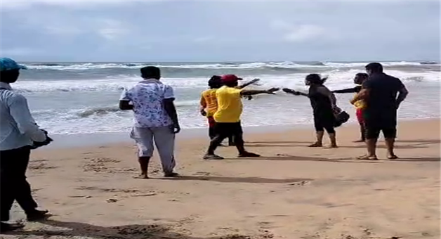 Khabar Odisha:Lifeguard-injured-in-attack-by-tourist