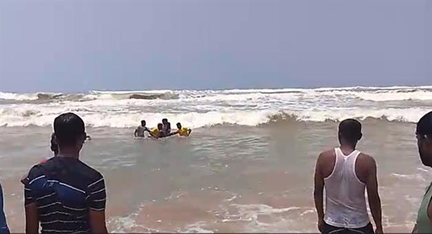 Khabar Odisha:Lifeguards-Save-Three-Drowning-Chhattisgarh-Tourists-at-Sea-Beach-puri