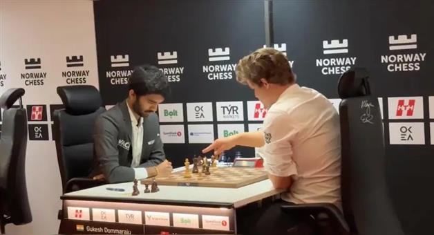 Khabar Odisha:Magnus-Carlsen-slams-table-in-frustration-after-losing-to-D-Gukesh