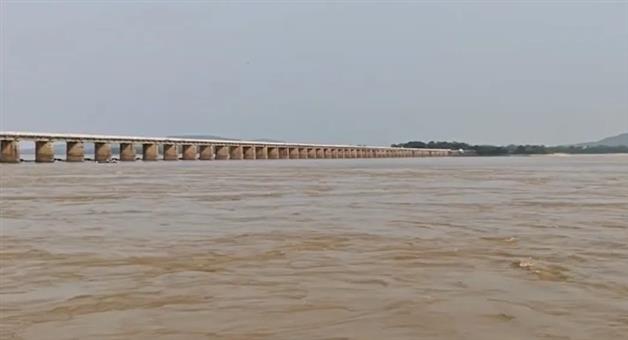 Khabar Odisha:Mahanadi-Flood-Alert-Water-Level-Rises-9-Lakh-Cusecs-Expected-at-Mundali-Today