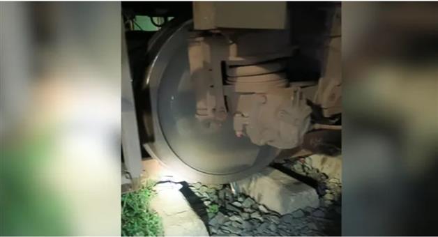 Khabar Odisha:Mahananda-express-derails-at-Ara-junction-Delhi-Howrah-line-affected