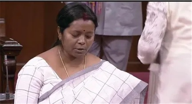 Khabar Odisha:Mamata-holding-the-Padma-is-great