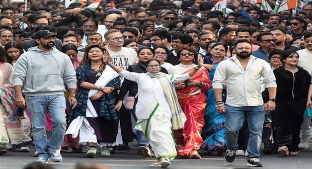 Khabar Odisha:Mamata-takes-to-the-streets-against-ED-raid-judge-gets-up-from-his-seat-and-walks-away-during-hearing