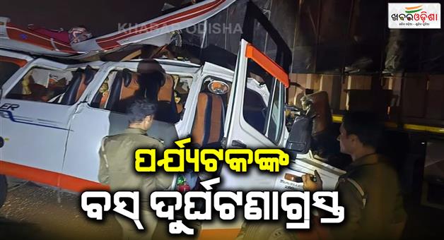 Khabar Odisha:Massive-accident-on-Agra-Lucknow-expressway-tourist-bus-collides-with-stationary-truck