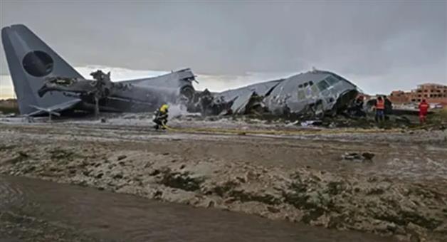 Khabar Odisha:Military-plane-crashes-in-Bolivia-15-dead-new-currency-notes-scattered-on-the-road