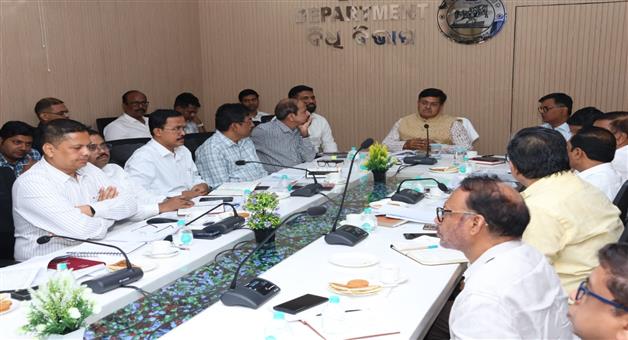 Khabar Odisha:Minister-reviews-various-projects-of-Public-Works-Department
