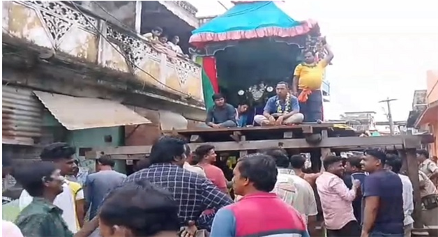 Khabar Odisha:Minor-dies-in-critical-condition-after-chariot-crushes