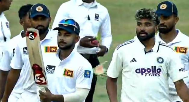 Khabar Odisha:Mohammad-Siraj-Hits-Hat-Trick-of-Sixes-to-Win-Warm-Up-Match-Sri-Lanka-Players-Check-His-Bat-in-Disbelief