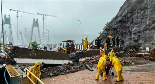 Khabar Odisha:Mumbai-rains-life-disrupted-trains-halted-flights-diverted