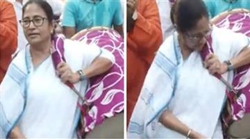 Khabar Odisha:Nation-CM-Mamata-Banerjee-played-dhak-during-durga-puja-inauguration-ceremony-in-Navratri