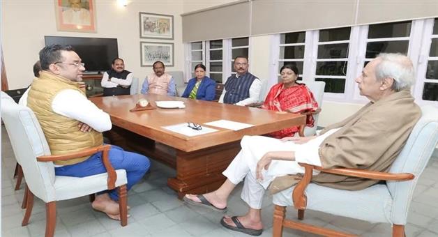 Khabar Odisha:Naveen-holds-talks-with-10-MLAs-advises-them-to-maintain-direct-contact-with-people