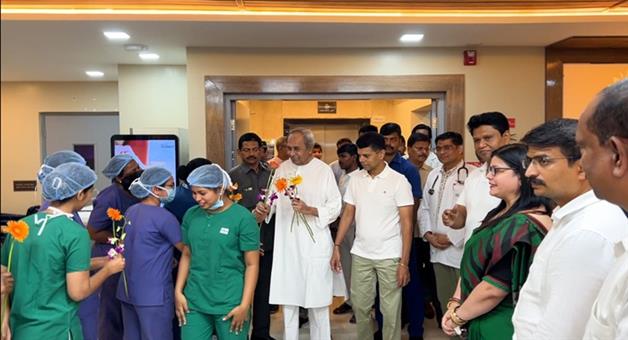 Khabar Odisha:Naveen-returns-to-his-residence-after-recovering-thanks-hospital-staff