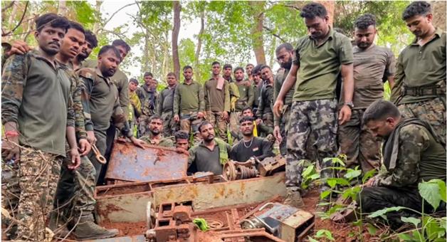 Khabar Odisha:Naxal-banners-pamphlets-found-with-mining-projects-warning-in-Gadchiroli