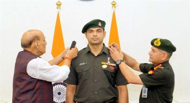 Khabar Odisha:Neeraj-Chopra-becomes-Lieutenant-Colonel-Rajnath-Singh-and-Army-Chief-confer-the-degree