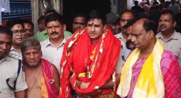 Khabar Odisha:New-Puri-SP-Prateek-Singh-Seeks-Mahaprabhus-Blessings-with-Full-Prostration