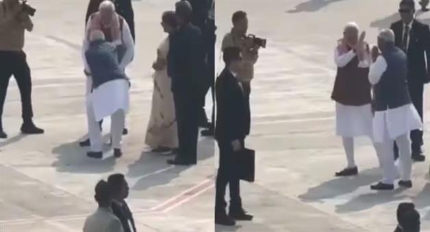 Khabar Odisha:Nitish-Kumar-touched-PM-Modis-feet-when-he-went-to-Patna-airport-to-see-him-off