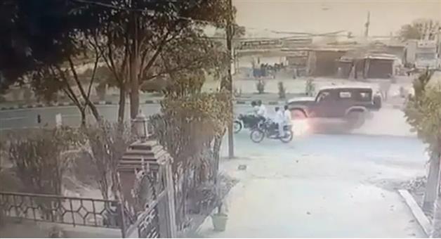 Khabar Odisha:Noida-Thar-drags-burning-bike-7km-after-hit-run-incident