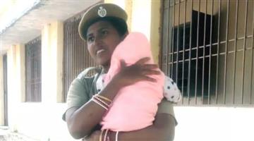 Khabar Odisha:Odisha-woman-cop-breastfeeds-job-aspirants-4-month-old-baby-during-recruitment-exam
