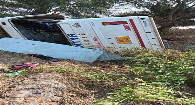 Khabar Odisha:Over-30-passengers-injured-one-dead-as-bus-overturns-after-losing-balance