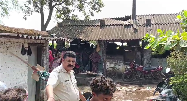 Khabar Odisha:Over-a-hundred-people-demolished-a-licensed-liquor-shop