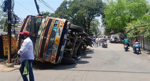 Khabar Odisha:Overturned-marble-truck