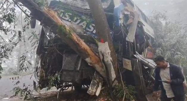Khabar Odisha:Overweight-bus-hits-tree-More-than-50-passengers-rescued