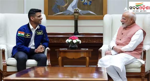 Khabar Odisha:PM-Modi-meeting-with-group-captain-Shubhanshu-Shukla