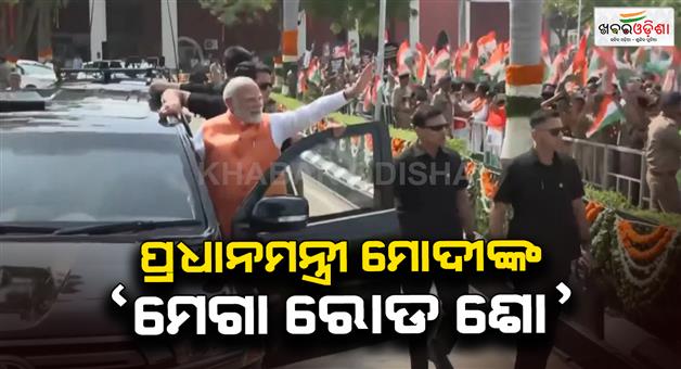 Khabar Odisha:PM-Modi-mega-road-show-in-Vadodara-grand-welcome-by-thousands