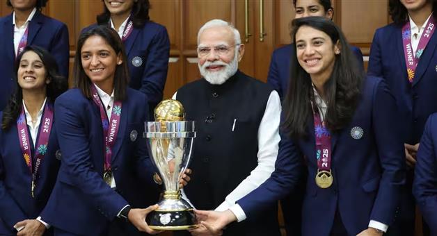 Khabar Odisha:PM-Modi-met-champion-daughters-and-congratulated-them-on-winning-the-World-Cup