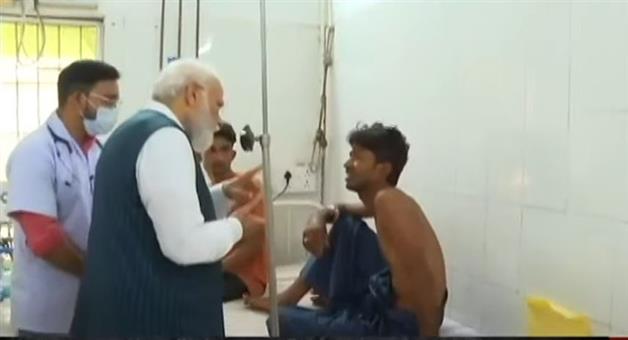 Khabar Odisha:PM-Narendra-Modi-reaches-Balasore-hospital--meets-the-injured