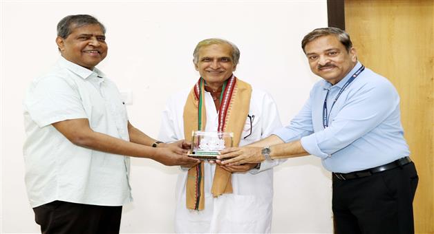 Khabar Odisha:PROF-DR-ASHOK-MAHAPATRA-FELICITATED-BY-SOA-PRESIDENT