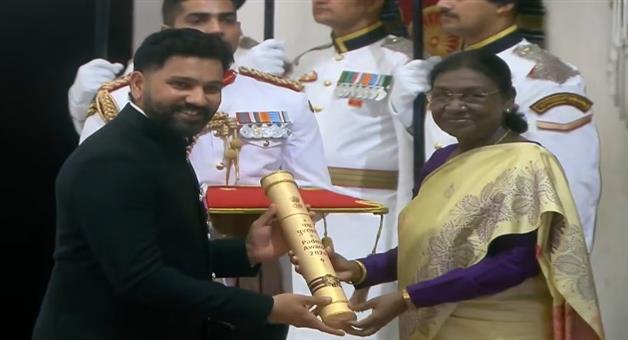 Khabar Odisha:Padma-Shri-to-Rohit-Sharma-President-Droupadi-Murmu-Confers-Padma-Shri-on-Rohit-Sharma-at-Rashtrapati-Bhavan