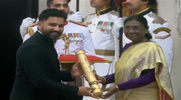 Khabar Odisha:Padma-Shri-to-Rohit-Sharma-President-Droupadi-Murmu-Confers-Padma-Shri-on-Rohit-Sharma-at-Rashtrapati-Bhavan