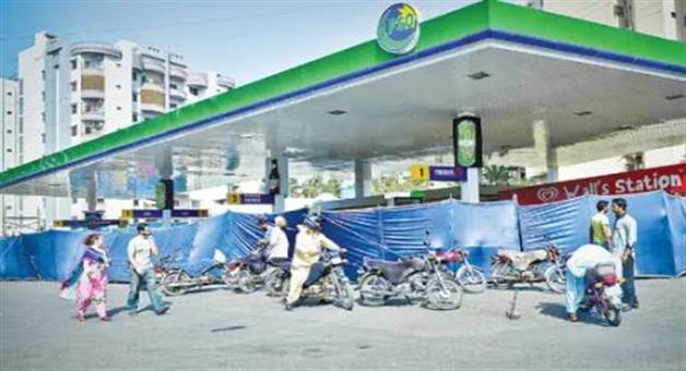 Khabar Odisha:Pakistan-Fuel-Crisis-Daily-Petrol-Price-Strike