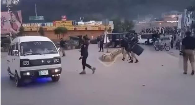 Khabar Odisha:Pakistan-Kashmir-crackdown-Brahma-chellaney-protest