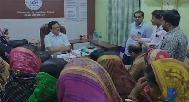 Khabar Odisha:Parents-surrounded-the-BEO-office