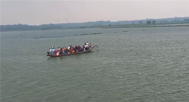 Khabar Odisha:Passenger-boat-stuck-in-middle-of-Chilika