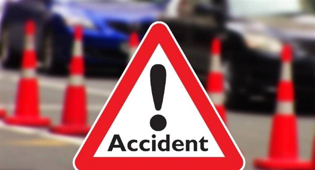 Khabar Odisha:Passenger-bus-loses-balance-and-hits-tractor-3-seriously-injured