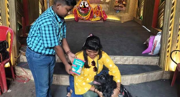 Khabar Odisha:Pets-in-Durga-Puja-Pendal