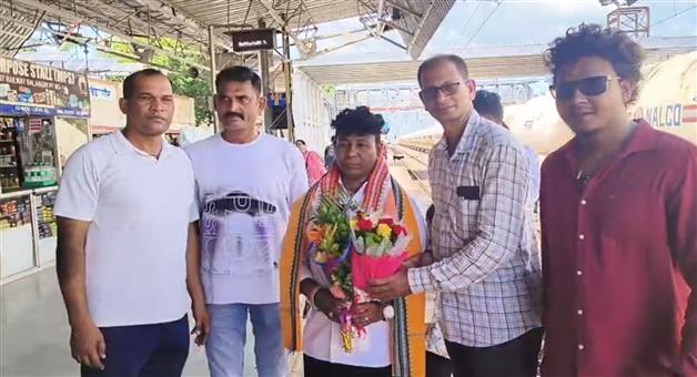Khabar Odisha:Presidents-Award-winning-police-officer-returning-home