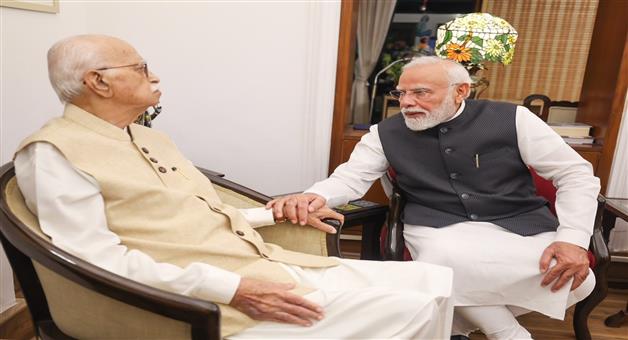Khabar Odisha:Prime-Minister-Narendra-Modi-visited-veteran-BJP-leader-LK-Advani-at-his-residence