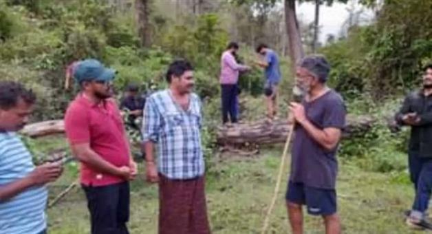 Khabar Odisha:Pushpa-2-director-Sukumar-reaches-Odishas-Malkangiri-finalises-shooting-locations