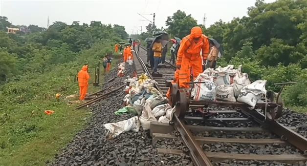 Khabar Odisha:Railway-track-sinks-near-Baripada-Station-Bazaar-Shunagadia-train-services-suspended
