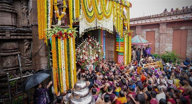 Khabar Odisha:Rath-Yatra-Live-Lord-Balabhadra--Devi-Subhadra-Ascend-Chariots-Lord-Jagannaths-Pahandi-Underway