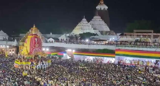 Khabar Odisha:Rath-Yatra-Update-Chariots-Halt-on-Bada-Danda-Pulling-to-Resume-Friday-Morning