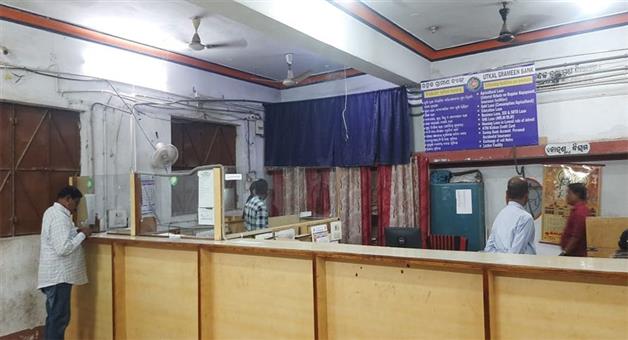 Khabar Odisha:Robbed-the-bank-at-gunpoint